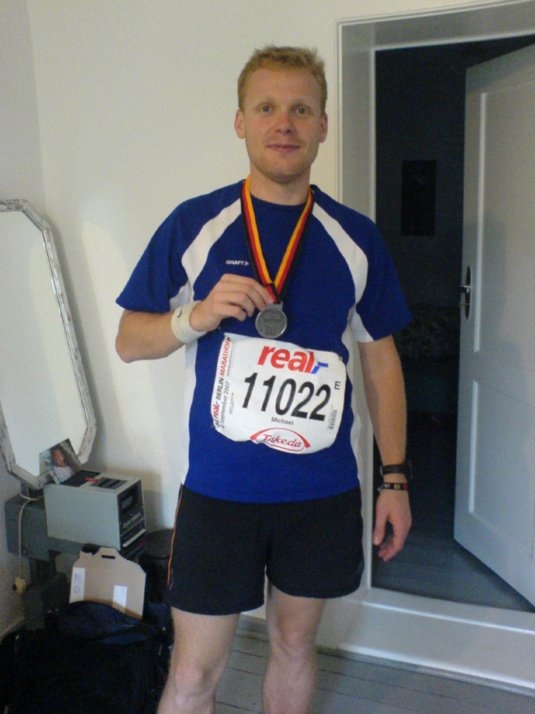 Michael Linnerer nach dem Berlin Marathon 2007 mit Medaille